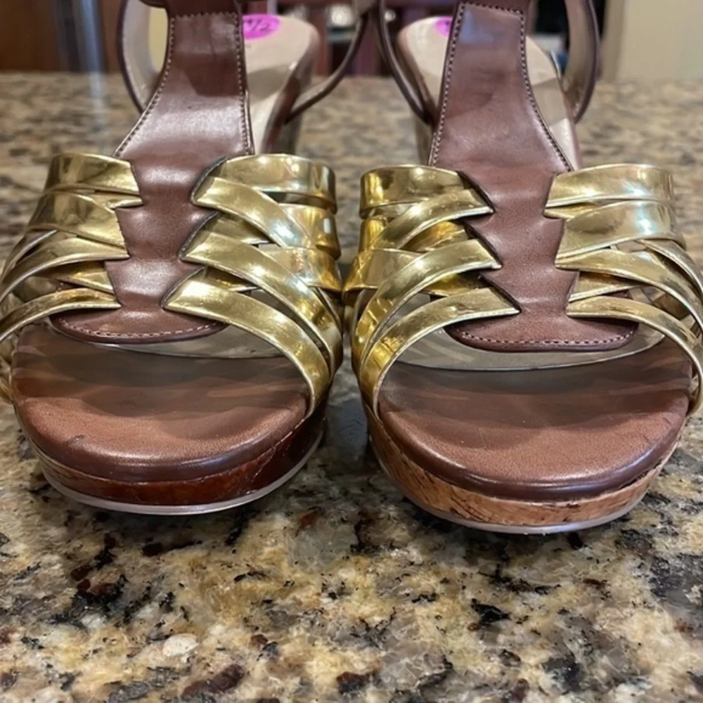 BANDOLINO  PLATFORM SANDLES Gold Brown‎ Wood Wedges Size 8 1/2